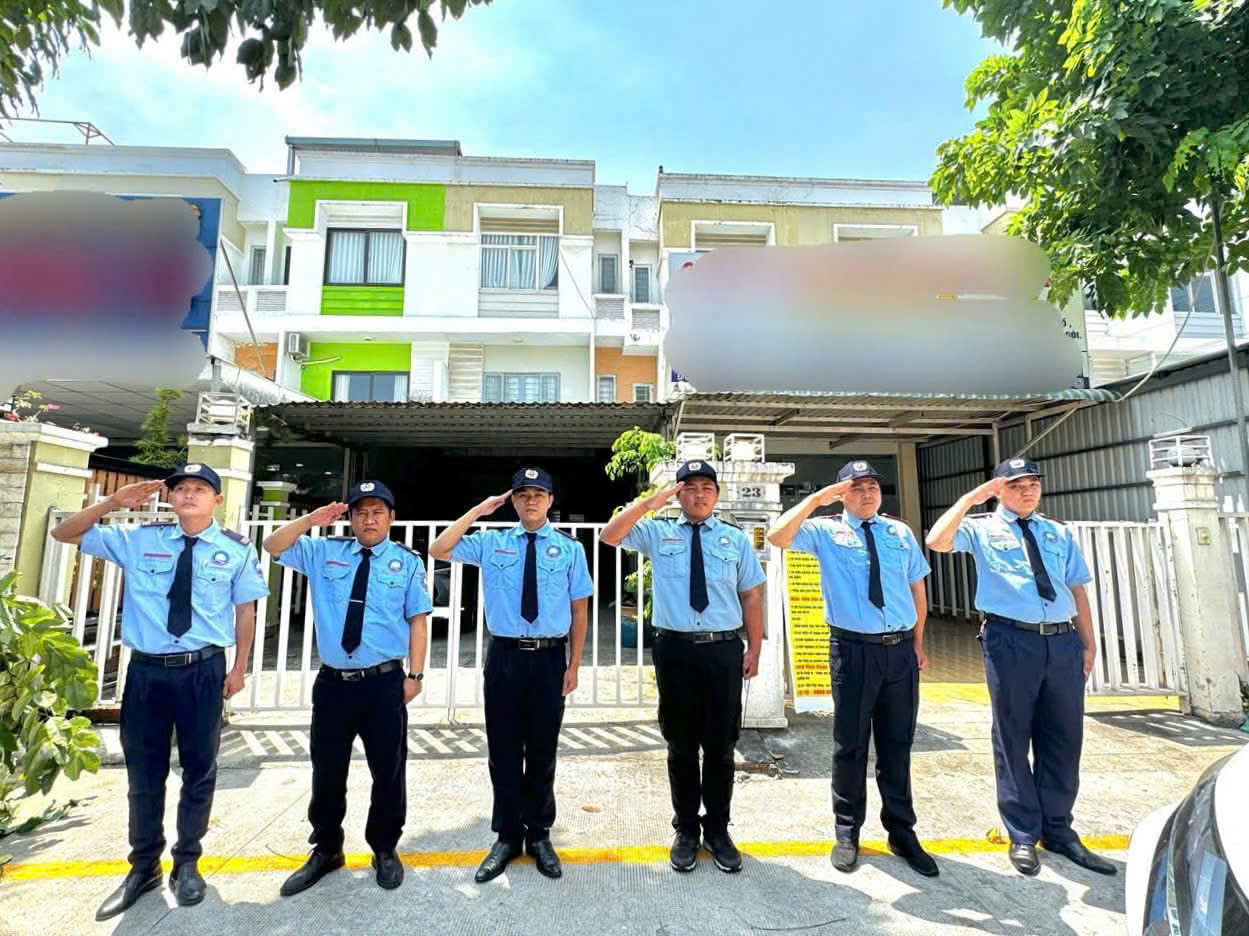 Đội bảo vệ chào ca trực