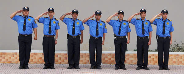 Đội ngũ bảo vệ ngân hàng nghiêm túc, kỷ luật